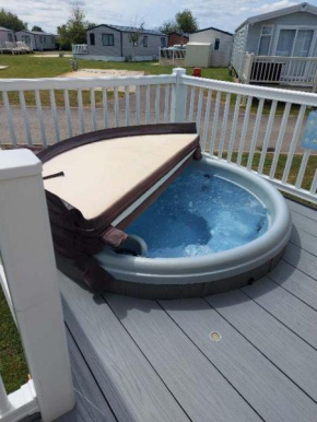 53A kingfisher court tattershall lakes luxury hot tub holidays